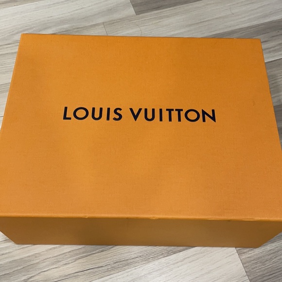 Louis Vuitton sneakers size 9 - Picture 6 of 6